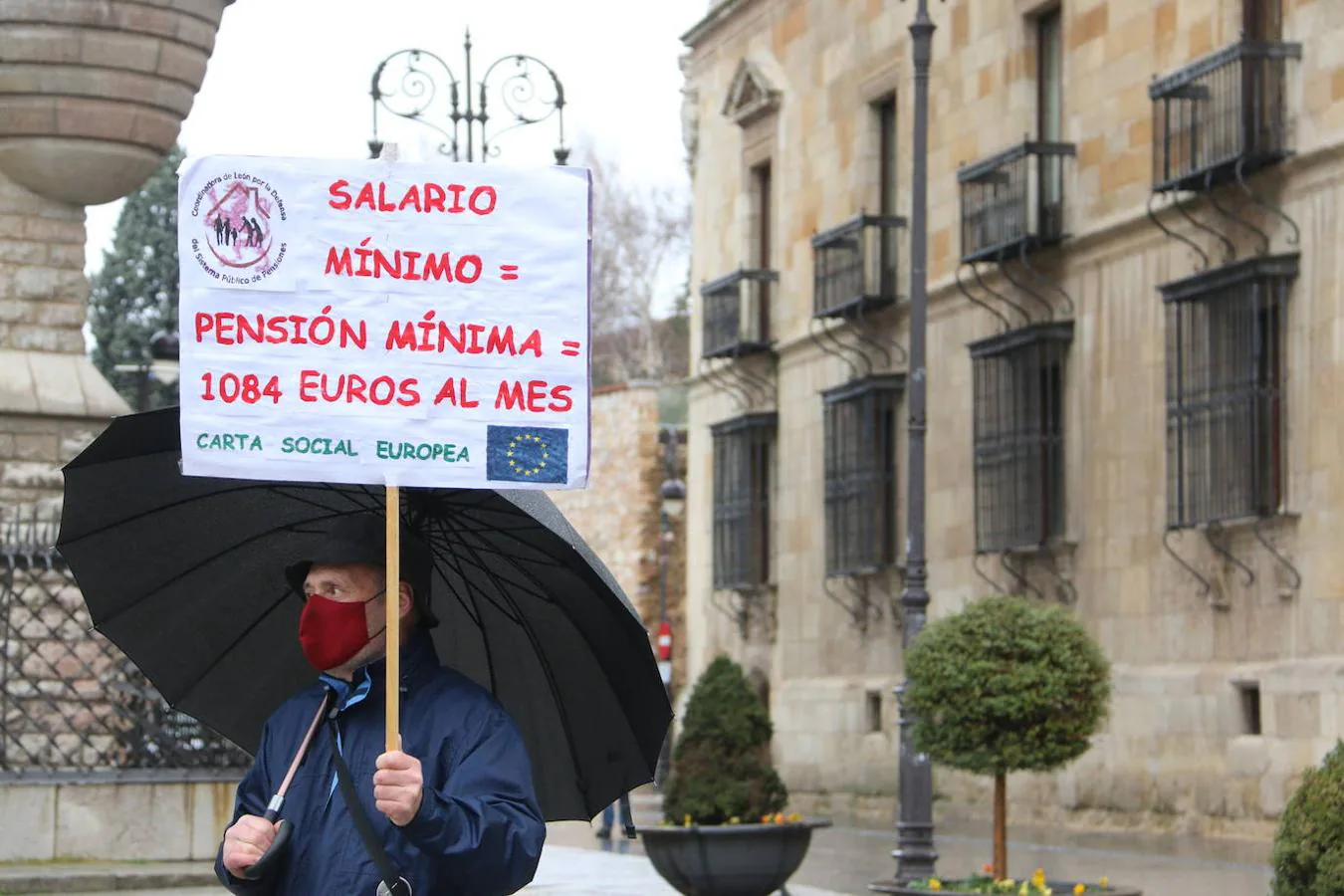 Los pensionistas se concentran frente a Botines para reclamar unas pensiones justas.