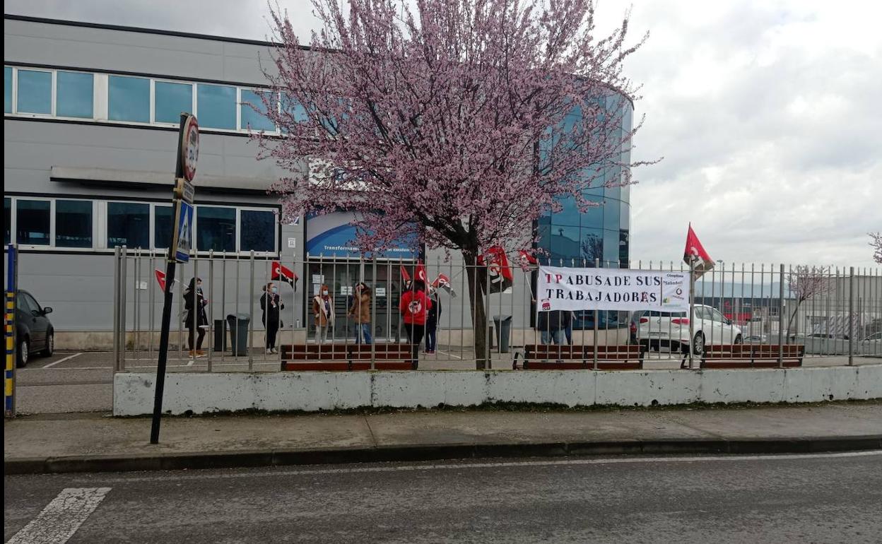 Concentración de los delegados de CGT en Teleperformance Ponferrada.