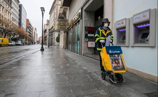 Una trabajadora de Correos. 