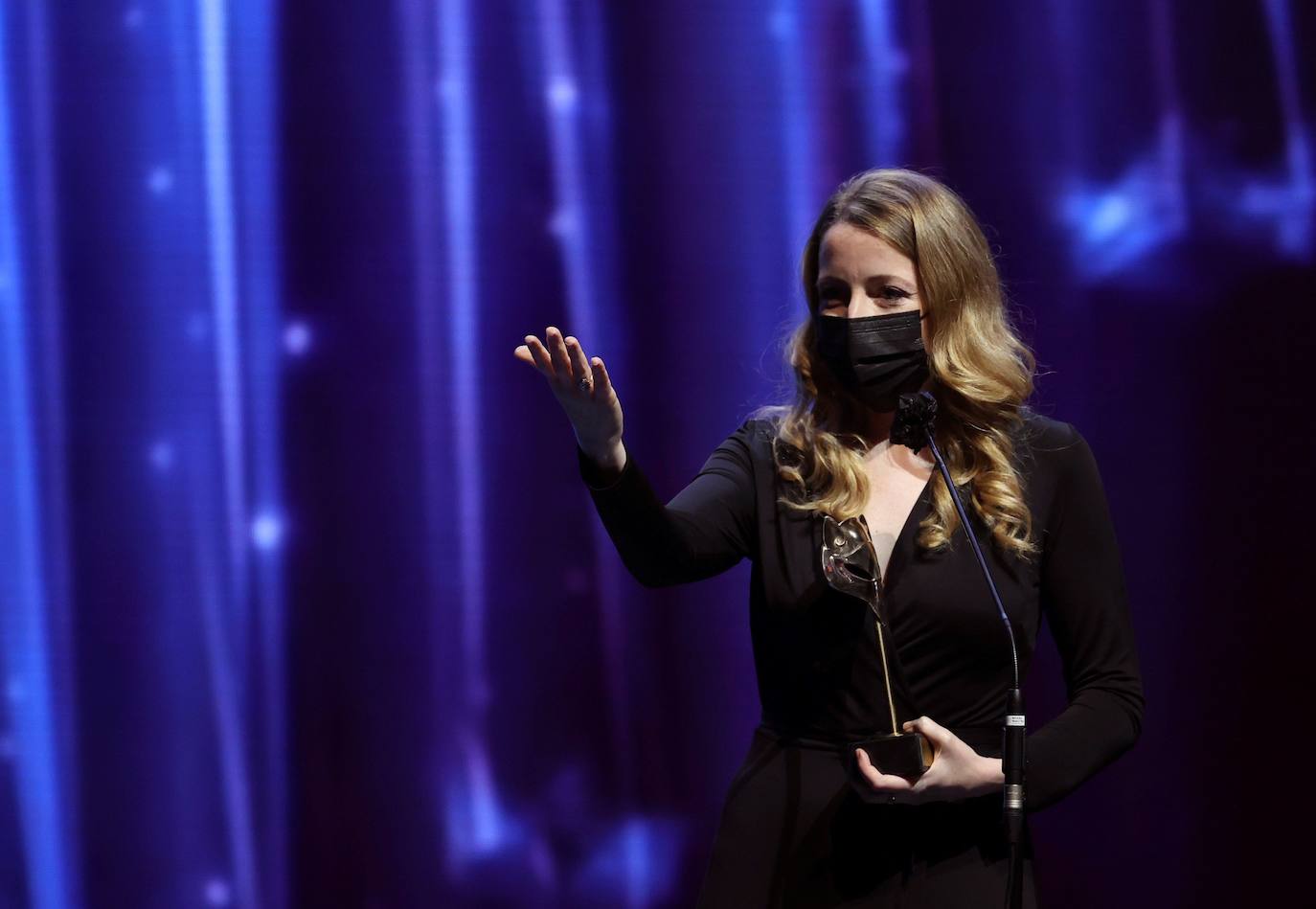 Pilar Palomero, recogiendo el premio a la mejor dirección.