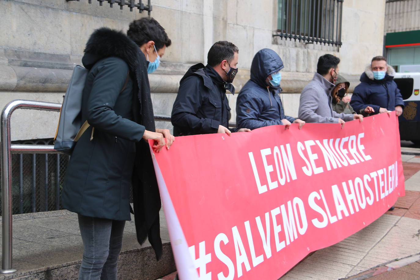 Una decena de personas se concentran a las puertas de la Subdelegación del Gobierno.