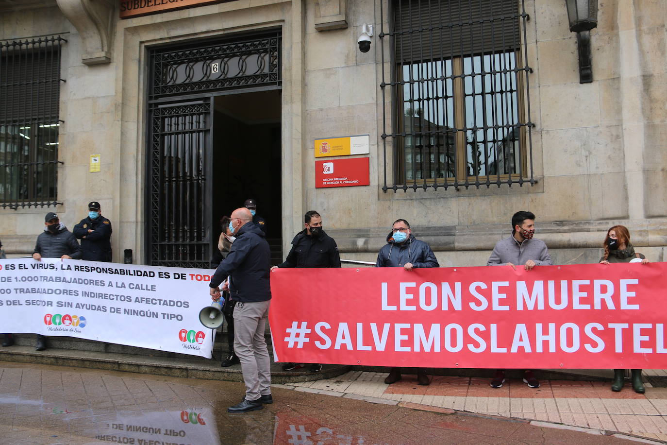 Una decena de personas se concentran a las puertas de la Subdelegación del Gobierno.