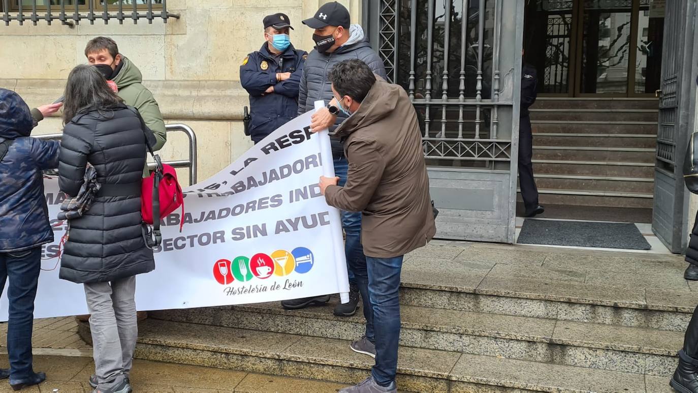 Una decena de personas se concentran a las puertas de la Subdelegación del Gobierno.