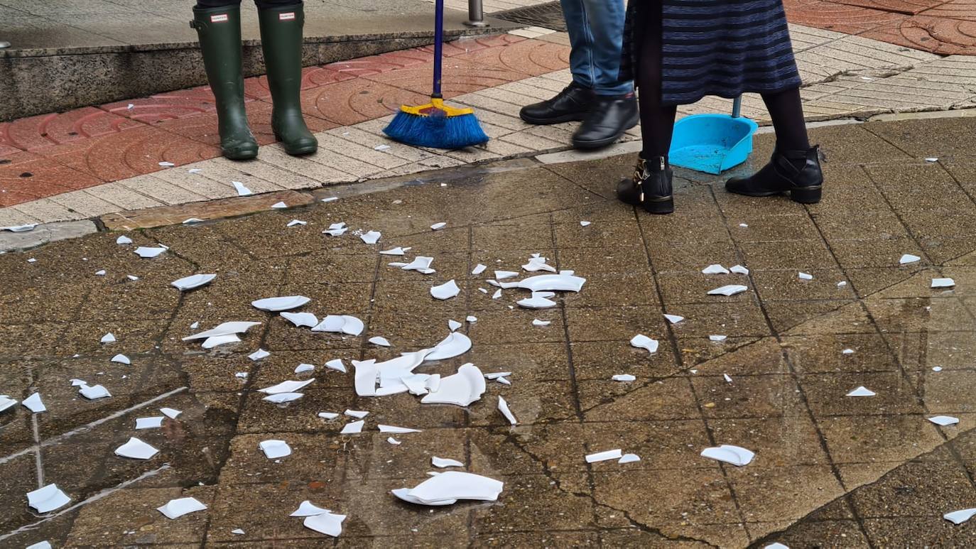 Una decena de personas se concentran a las puertas de la Subdelegación del Gobierno.