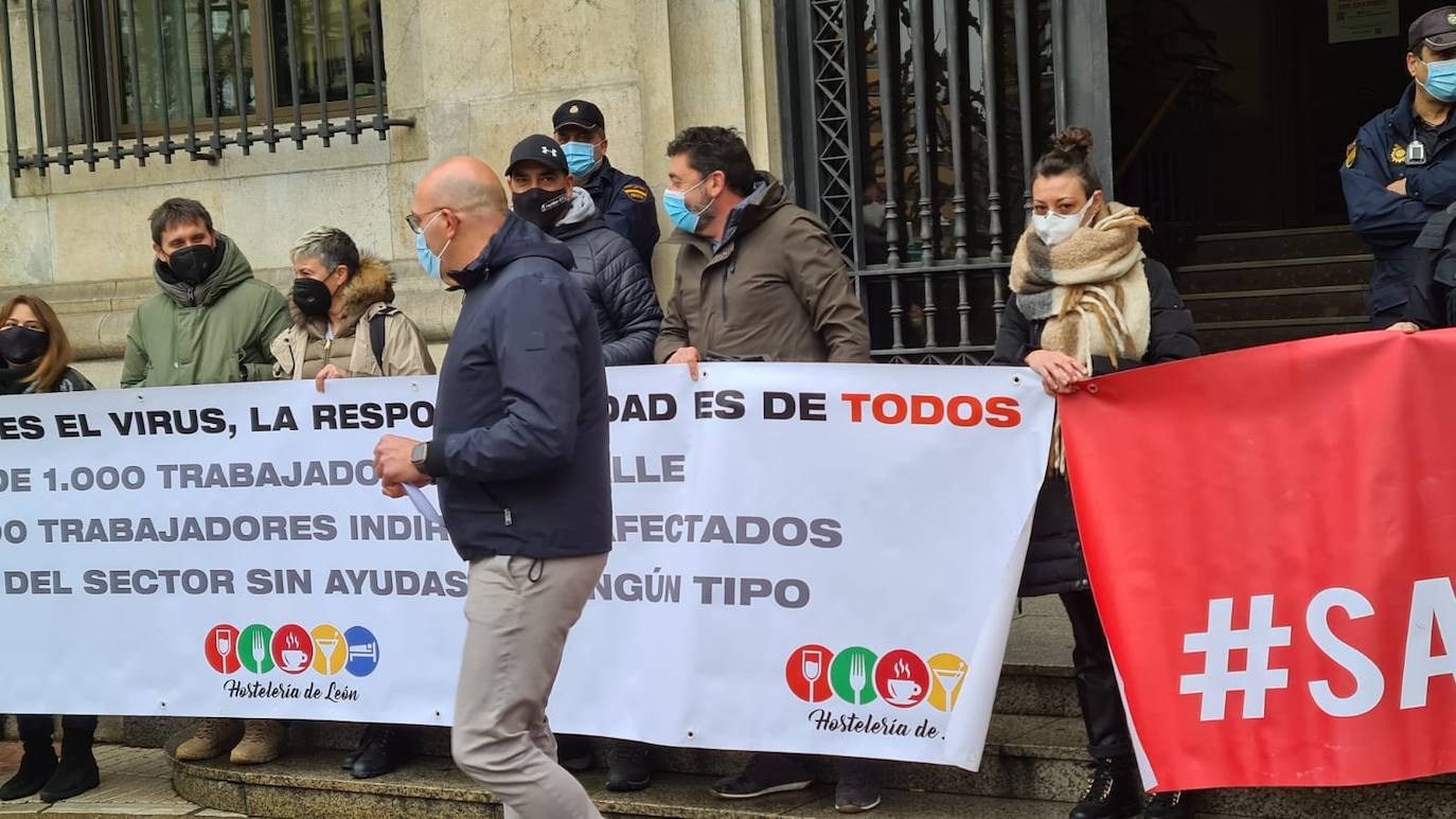 Una decena de personas se concentran a las puertas de la Subdelegación del Gobierno.