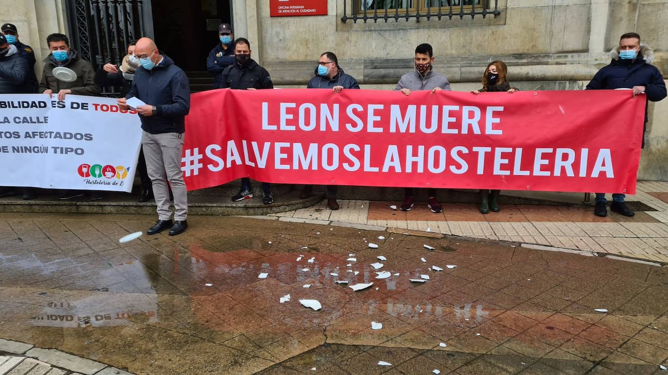 Una decena de personas se concentran a las puertas de la Subdelegación del Gobierno.