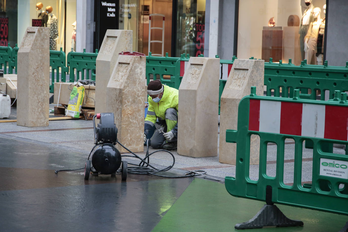 La instalación de unos monolitos con los reyes leoneses estaba previsto dentro de las obras de mejora del vial.