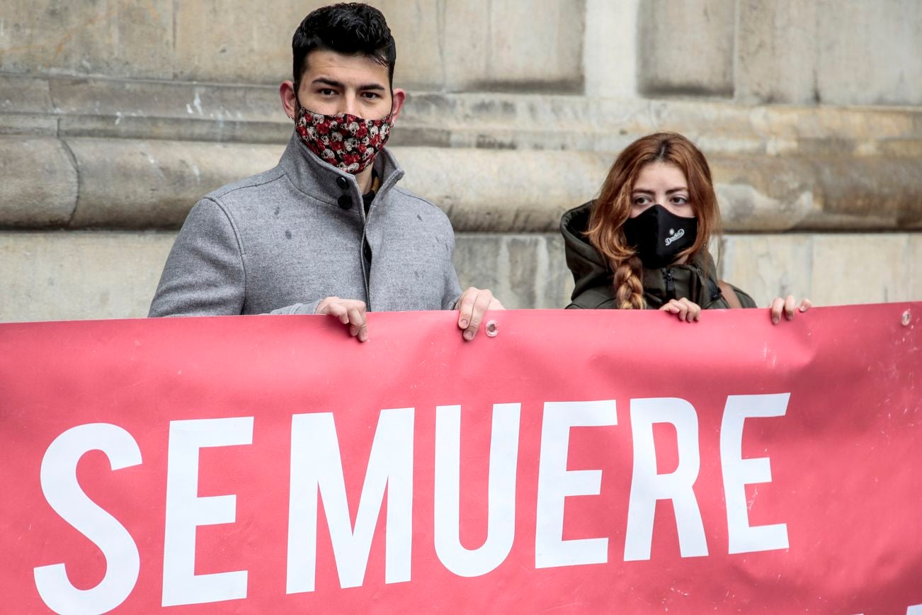 Una decena de personas se concentran a las puertas de la Subdelegación del Gobierno.