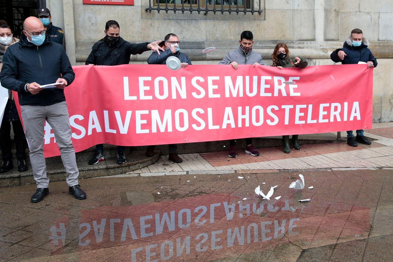 Una decena de personas se concentran a las puertas de la Subdelegación del Gobierno.