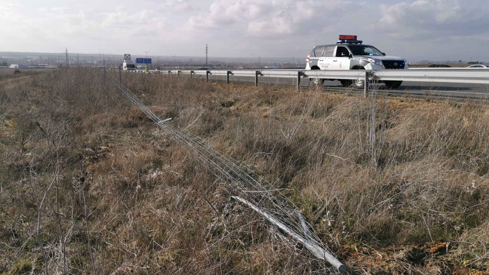 Tres personas personas resultan heridas en la salida de vía de un turismo en la autovía León-Valladolid. 