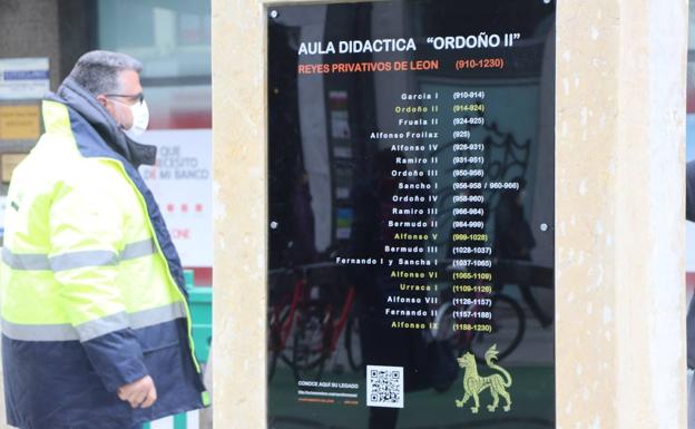 Galería. Ordoño II estrena las placas con códigos QR para concoer la histroia de los reyes de León.