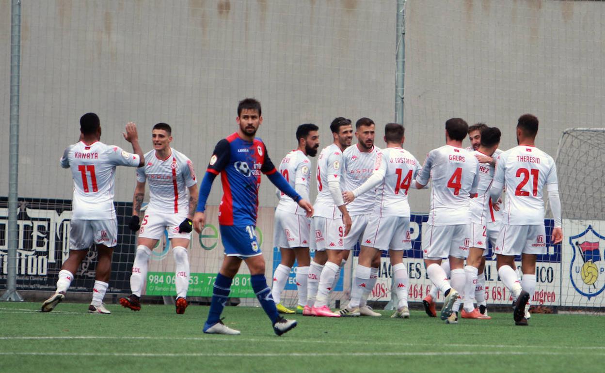 Los jugadores de la Cultural celebran uno de los goles ante el UP Langreo.