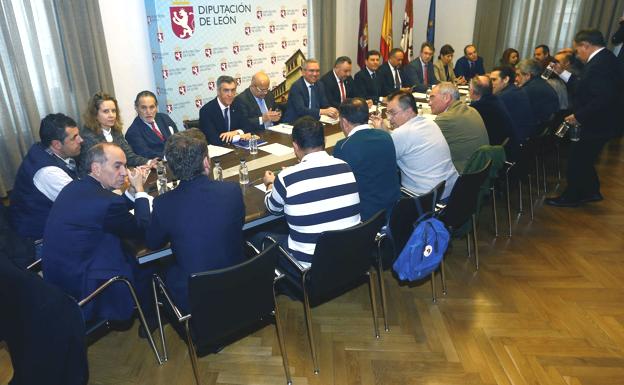 Primera reunión de la Mesa por León en la Diputación. 