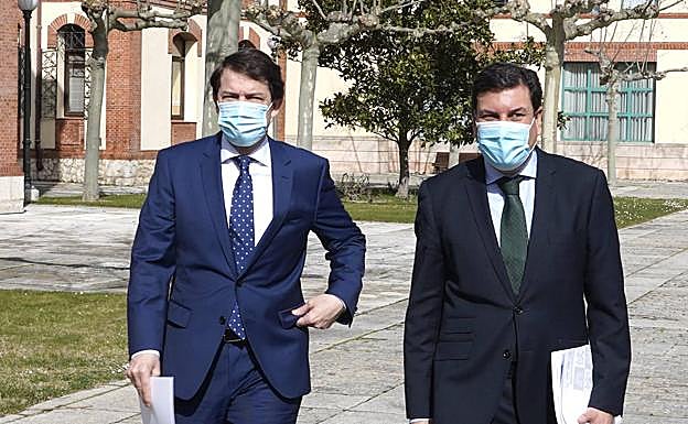 Alfonso Fernández Mañueco, presidente de la Junta de Castilla y León, junto al consejero de Economía y Hacienda.
