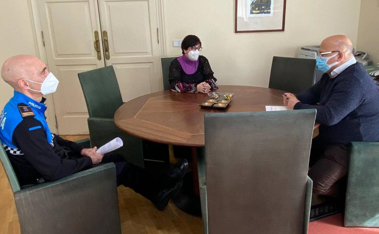 Imagen de la reunión entre Camino Cabañas, Faustino Sánchez y Juan Pablo Villanueva.