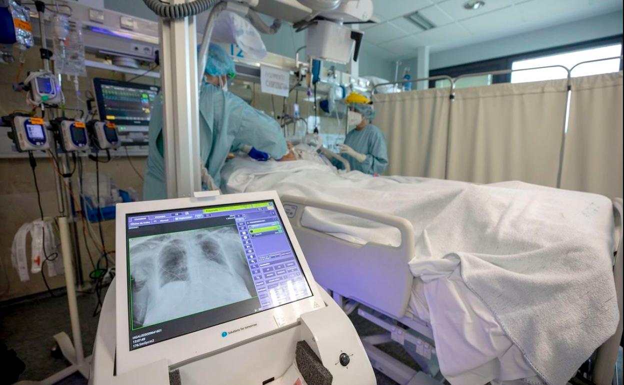Imagen de un pcaiente ingresado en la unidad de críticos durante la pandemía.