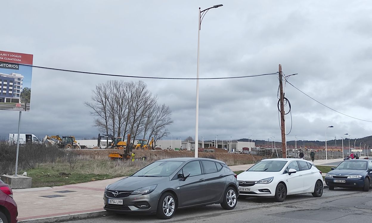 UPL reclama el soterramiento de los cables aéreos en los alrededores del nuevo Parque Comercial de La Granja. 