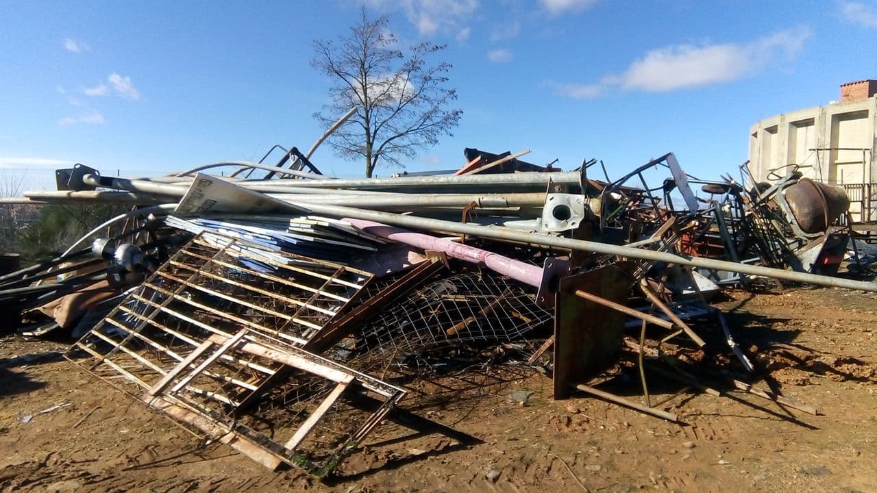 Fotos: Chatarra en la parcela municipal