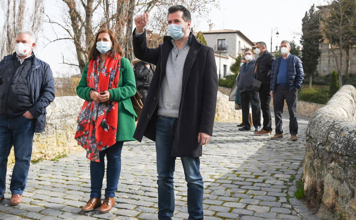 El secretario general del PSOECyL, Luis Tudanca, y la secretaria general del PSOE de Burgos, Esther Peña, visitan la localidad de Aranda de Duero.