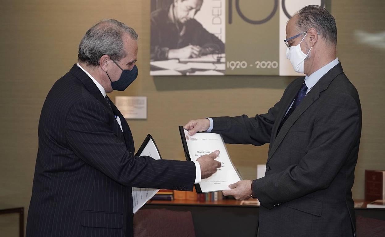 El presidente de las Cortes de Castilla y León, Luis Fuentes, recibe al presidente del Consejo Consultivo de Castilla y León, Agustín Sánchez de Vega.