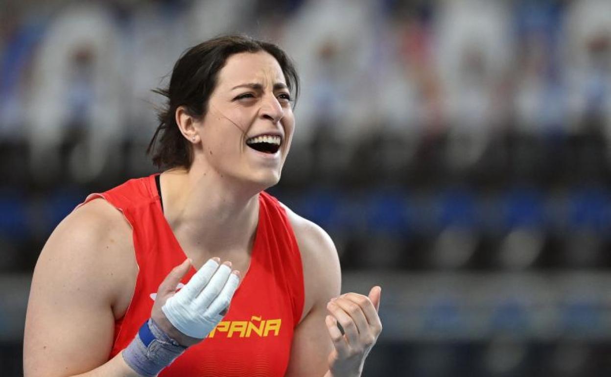 Belén Toimil celebra su pase a la final continental de peso con el récord de España. 