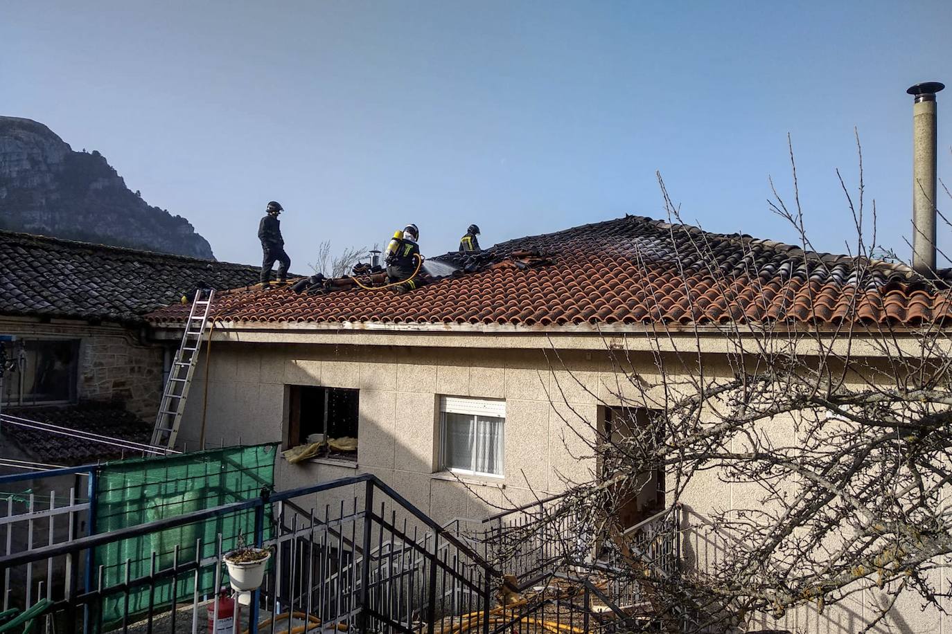 Imagen de la explosión en una vivienda a la entrada del Club Náutico de Mirantes de Luna.