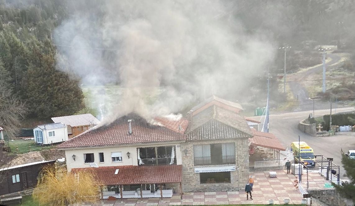 Imagen de la explosión en una vivienda a la entrada del Club Náutico de Mirantes de Luna.