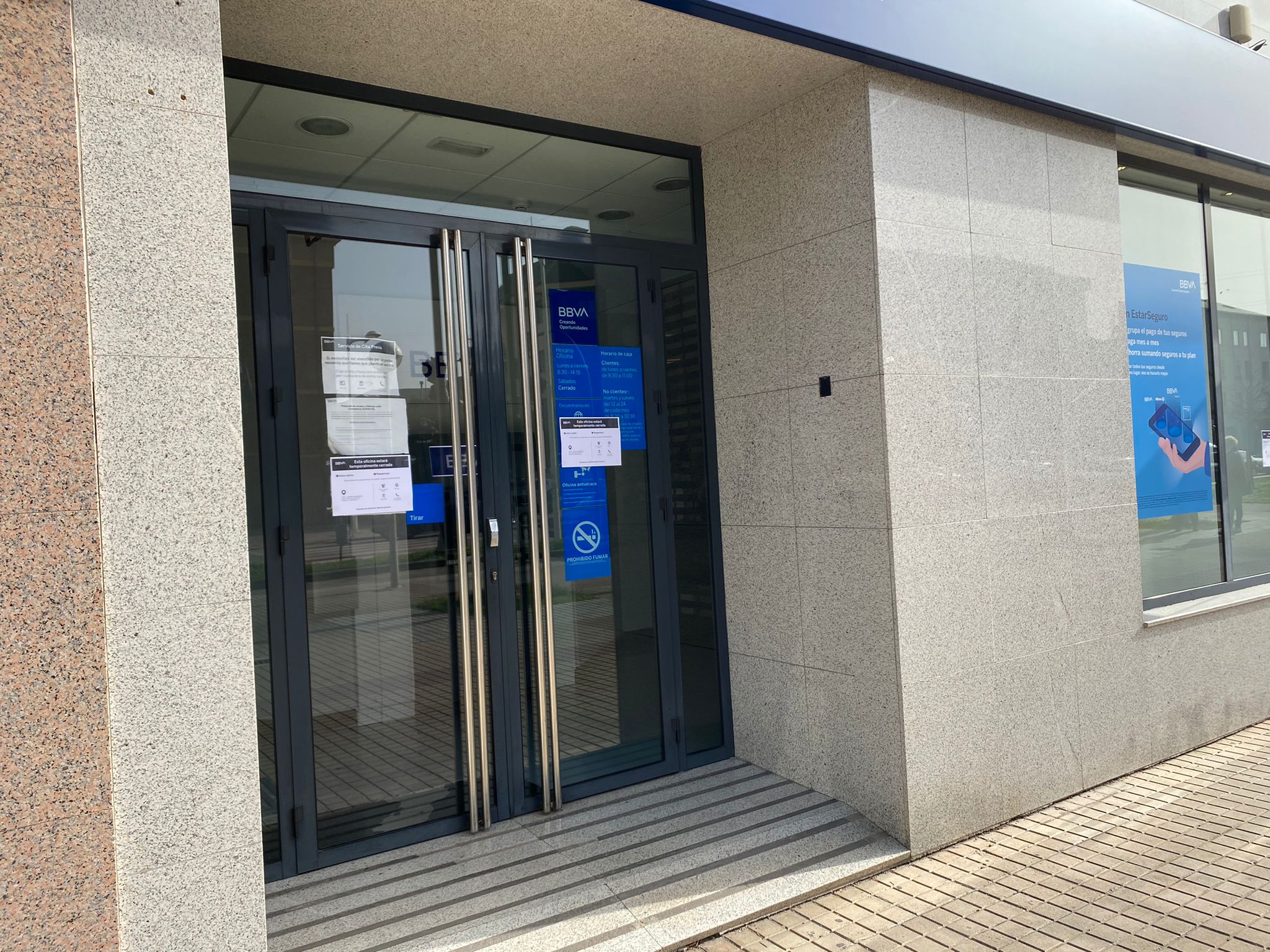 Atracan una sucursal del BBVA en Ponferrada y amordazan a la directora y su cajero | Efectivos de la Policía Nacional y la Policía Local se han desplazado al lugar | Los atracadores se han llevado 200.000 euros. 