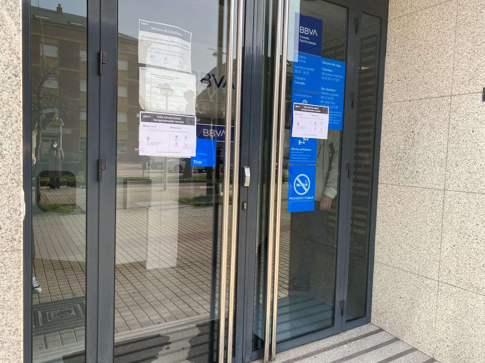 Atracan una sucursal del BBVA en Ponferrada y amordazan a la directora y su cajero | Efectivos de la Policía Nacional y la Policía Local se han desplazado al lugar | Los atracadores se han llevado 200.000 euros. 