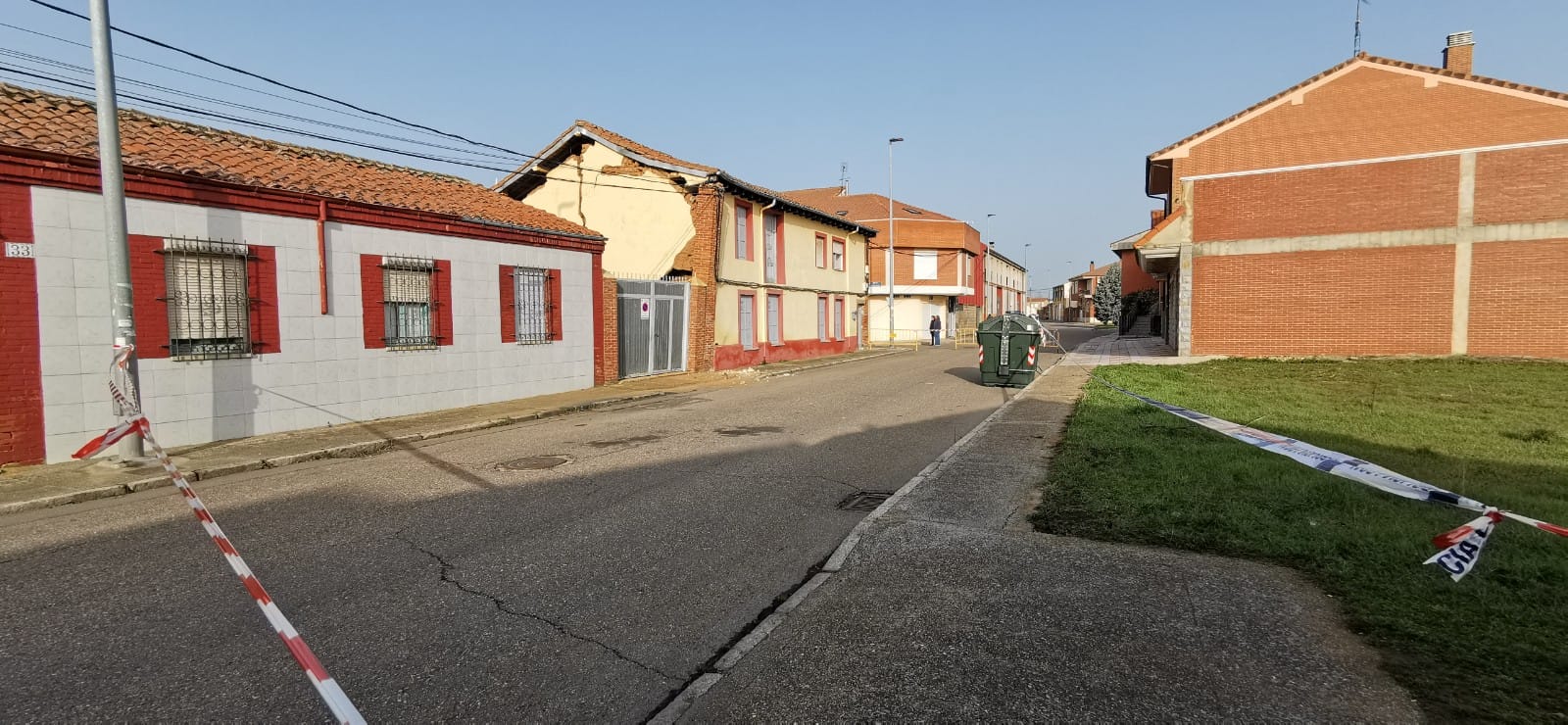 Una vivienda se abre en dos de madrugada en Armunia con una familia en el interior | Efectivos de Policía Local y Bomberos León se han desplazado a la zona | La vivienda presenta un pésimo estado y se procederá a su demolición. 