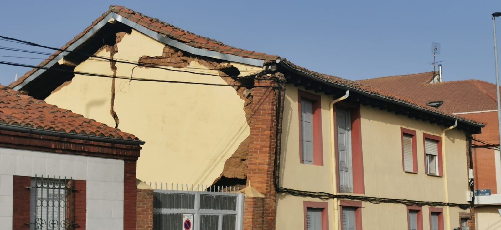 Una vivienda se abre en dos de madrugada en Armunia con una familia en el interior | Efectivos de Policía Local y Bomberos León se han desplazado a la zona | La vivienda presenta un pésimo estado y se procederá a su demolición. 