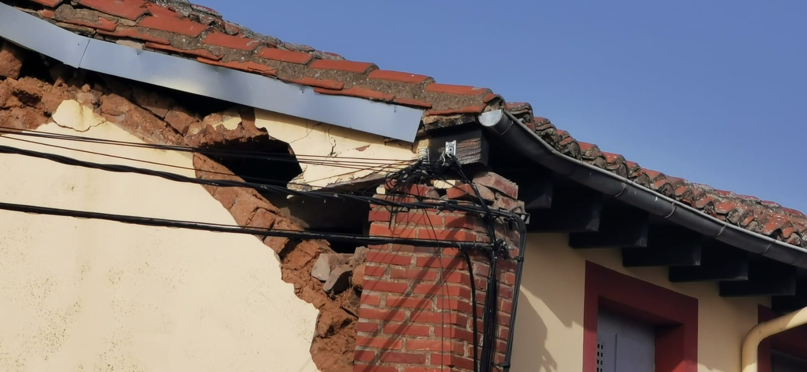 Una vivienda se abre en dos de madrugada en Armunia con una familia en el interior | Efectivos de Policía Local y Bomberos León se han desplazado a la zona | La vivienda presenta un pésimo estado y se procederá a su demolición. 