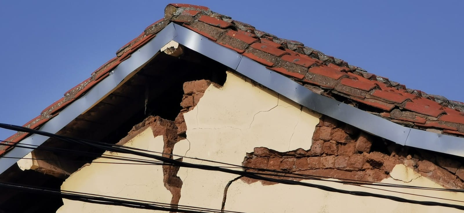 Una vivienda se abre en dos de madrugada en Armunia con una familia en el interior | Efectivos de Policía Local y Bomberos León se han desplazado a la zona | La vivienda presenta un pésimo estado y se procederá a su demolición. 