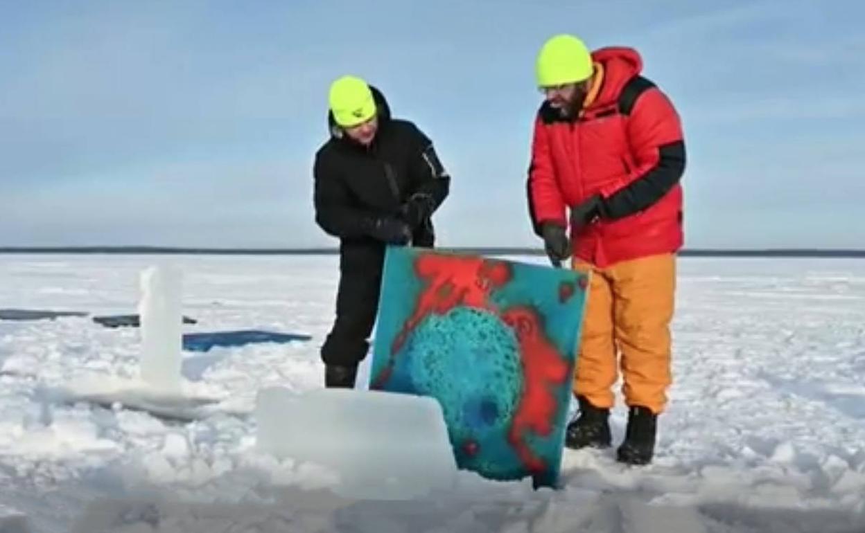 Los creadores Viktor Lyagushkin y Denis Lotarev sumergen una de sus obras bajo el hielo .