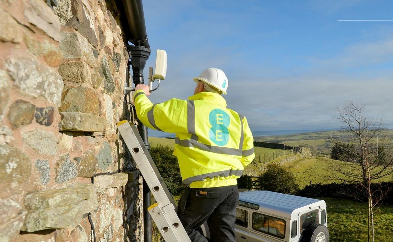 Imagen de un instalador de Internet en un pueblo.