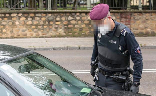 Policías y militares de la UME en León, 'fuera de servicio' tras vacunarse con AstraZeneca 