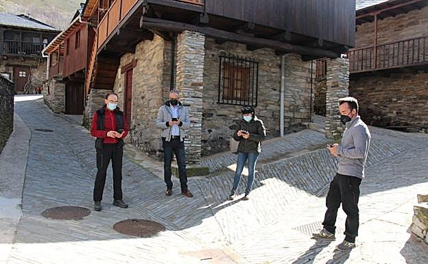 Olegario Ramón visita los pueblos que se han beneficiado de esta colocación. 