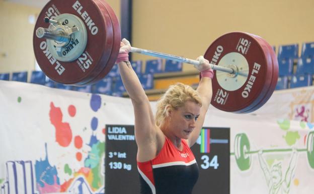 Lydia Valentín, en una de las levantadas en dos tiempos de la Copa de España de León.