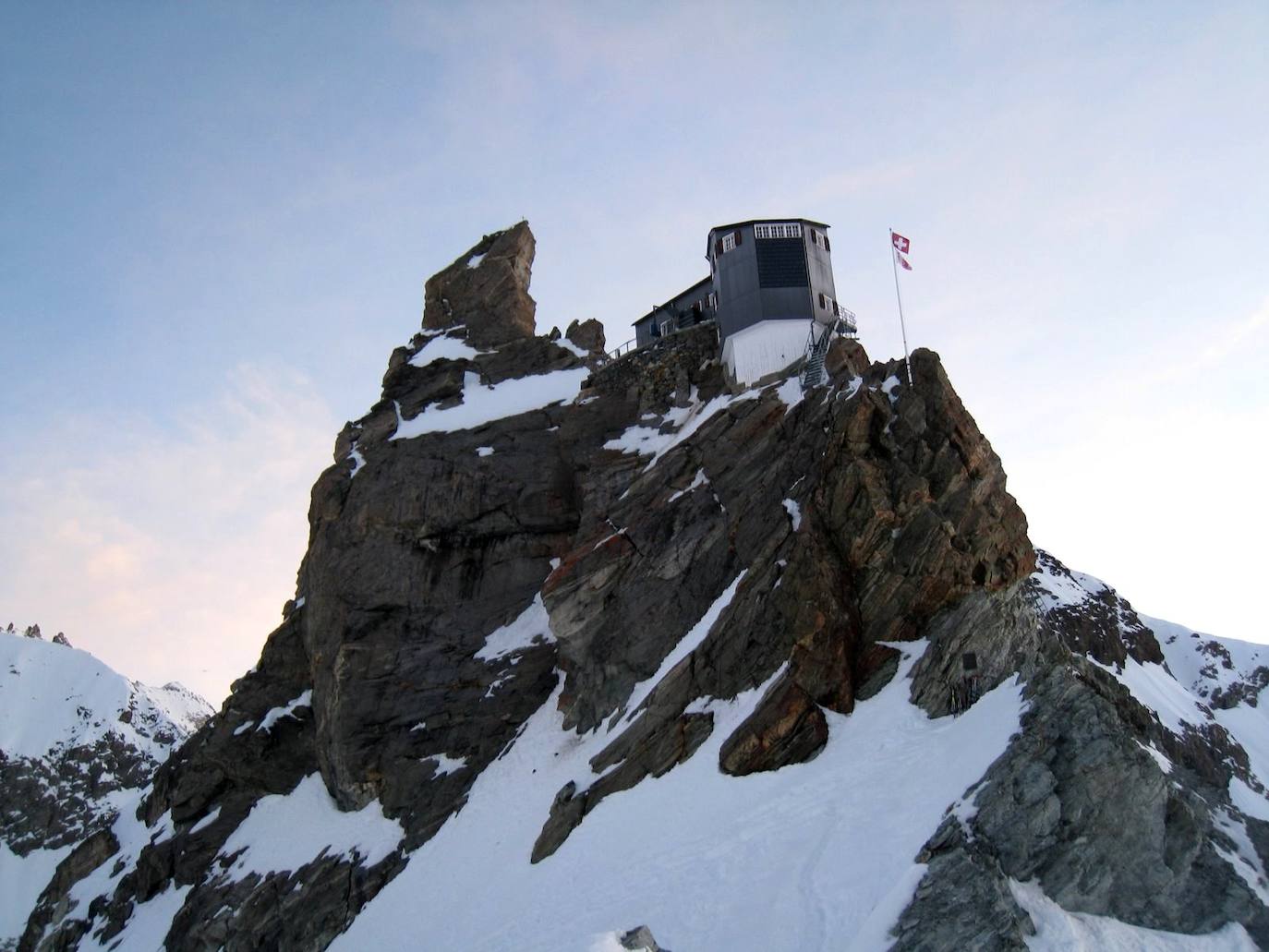 REFUGIO BERTOL (ITALIA) | Situado a 3.311 metros de altura en el itinerario de la Haute Route Chamonix-Zermatt, la cabaña de 80 camas de Bertol es famosa por su peligrosa posición sobre un pináculo de roca. Desde ella se pueden ver algunos de los picos y cumbres más importantes de la zona, así como el Glaciar del Mont Miné y el Glaciar de Bertol.