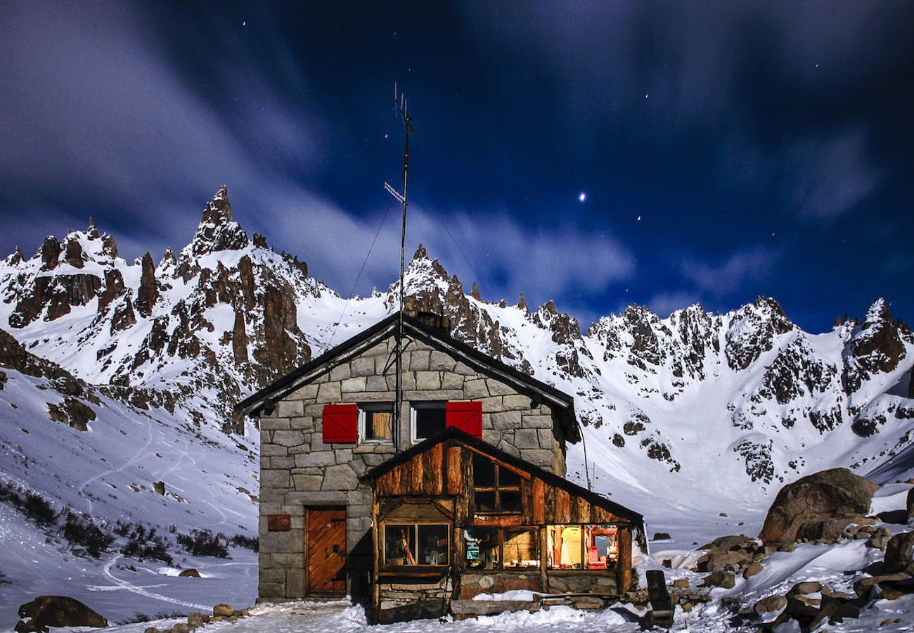 REFUGIO FREY (ARGENTINA) | Está situado a los pies de la Aguja Frey, en el cerro Catedral de Bariloche y a 1.700 metros de altura sobre el nivel del mar. El refugio es uno de los más pintorescos de la región y una verdadera obra maestra del tallado del granito. Su interior es de madera y puede albergar a 40 personas.