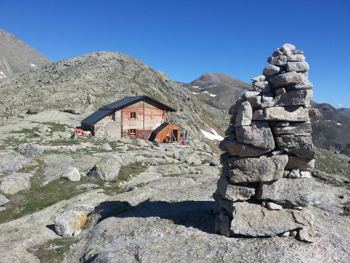 REFUGIO DE COLOMINA (LLEIDA) | El refugio de Colomina, a 2.425 metros de altura, está situado en pleno pirineo catalán, al sur del Encantats y dentro de la zona periférica del Parque Nacional de Aigüestortes i Estany de Sant Maurici. Una zona que destaca por sus 24 lagos y por esa amplitud y gran belleza de su paisaje montañoso.