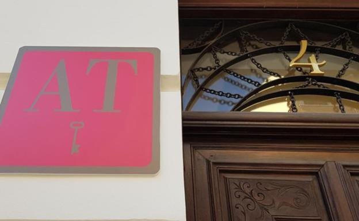 Una placa que marca un edificio con apartamentos turísticos. 