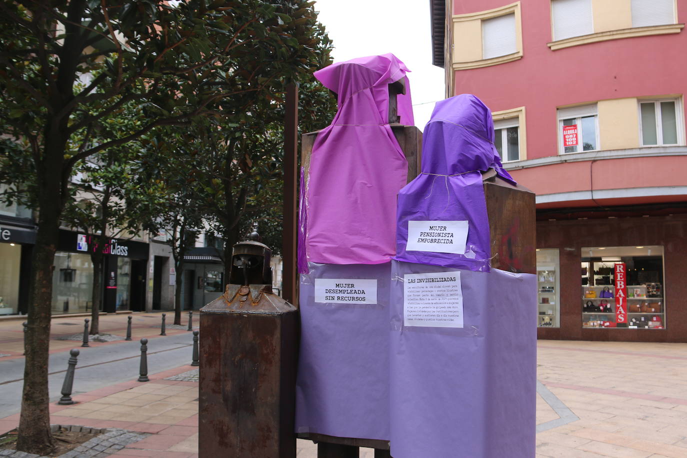 Fotos: Esculturas morada para visibilizar a la mujer