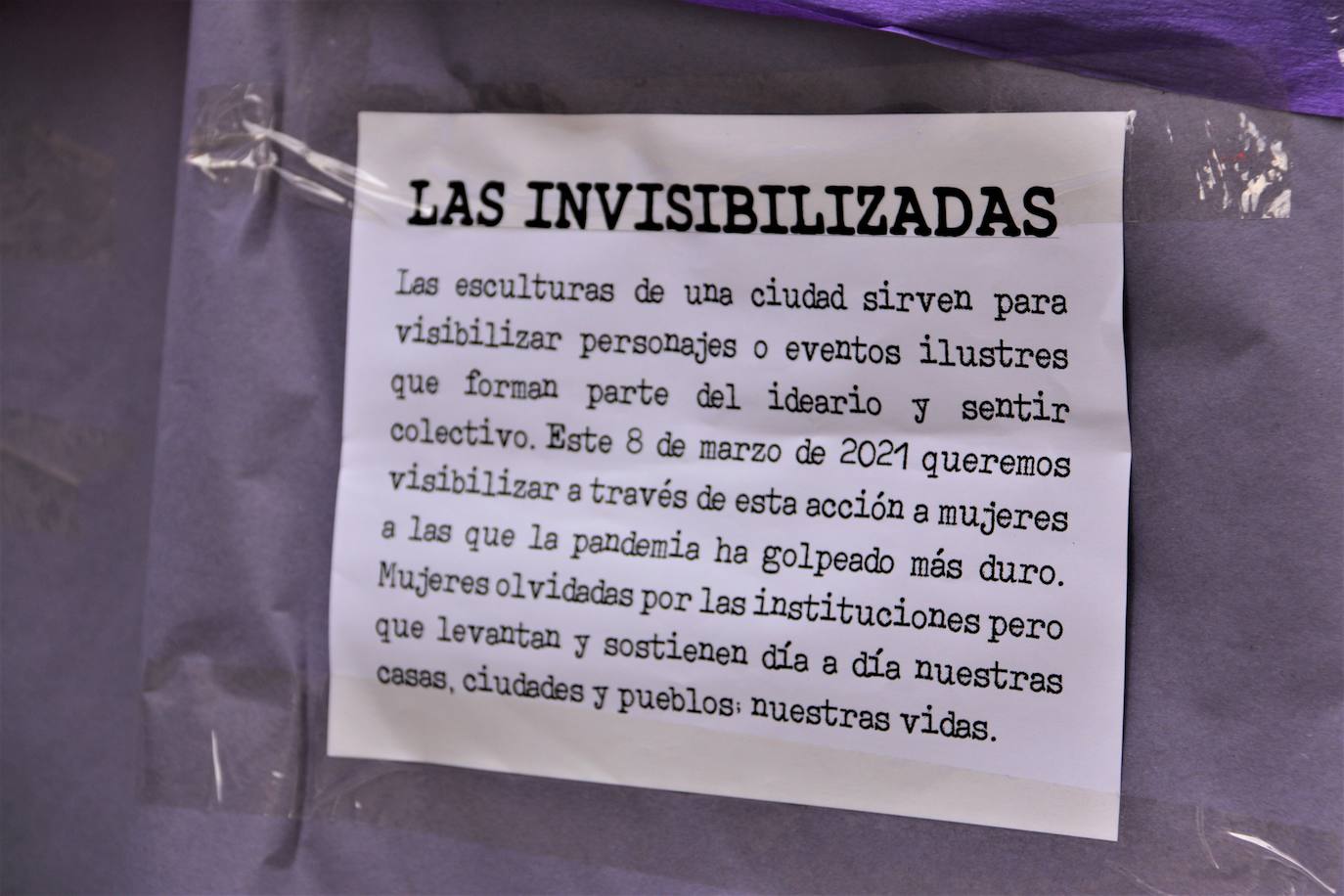 Fotos: Esculturas morada para visibilizar a la mujer