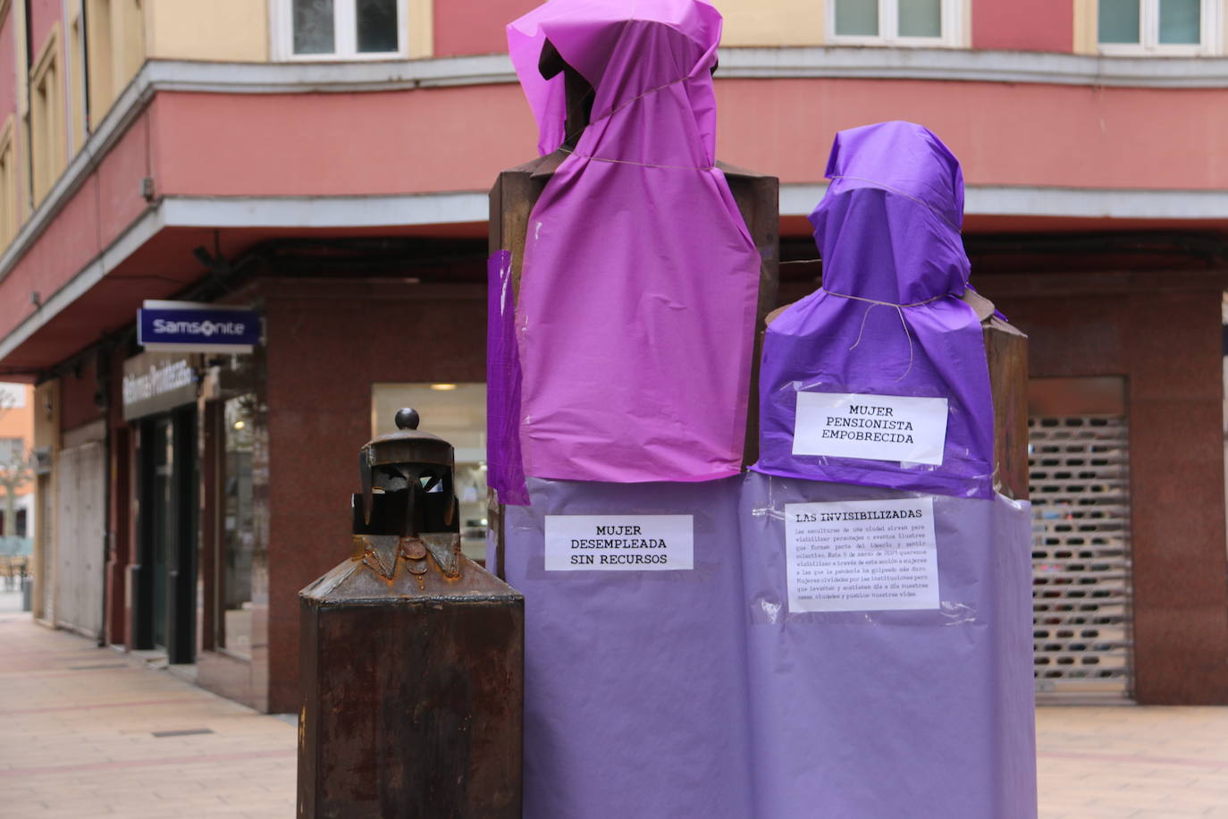 Fotos: Esculturas morada para visibilizar a la mujer