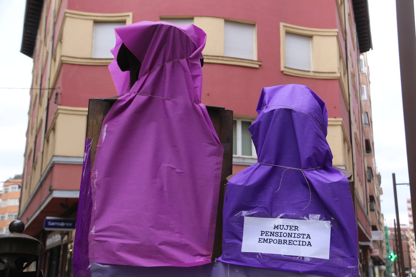 Fotos: Esculturas morada para visibilizar a la mujer