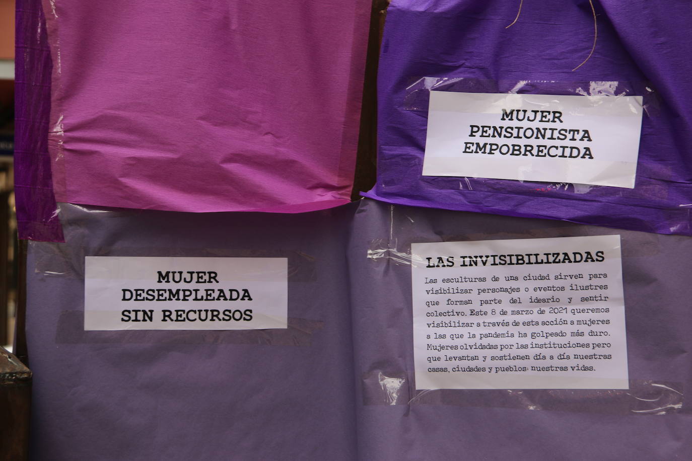 Fotos: Esculturas morada para visibilizar a la mujer