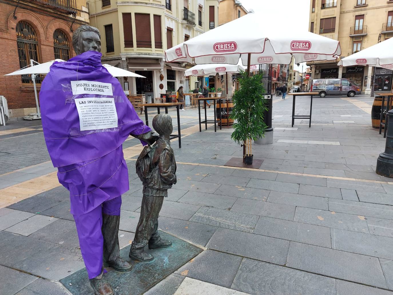 Fotos: Esculturas morada para visibilizar a la mujer