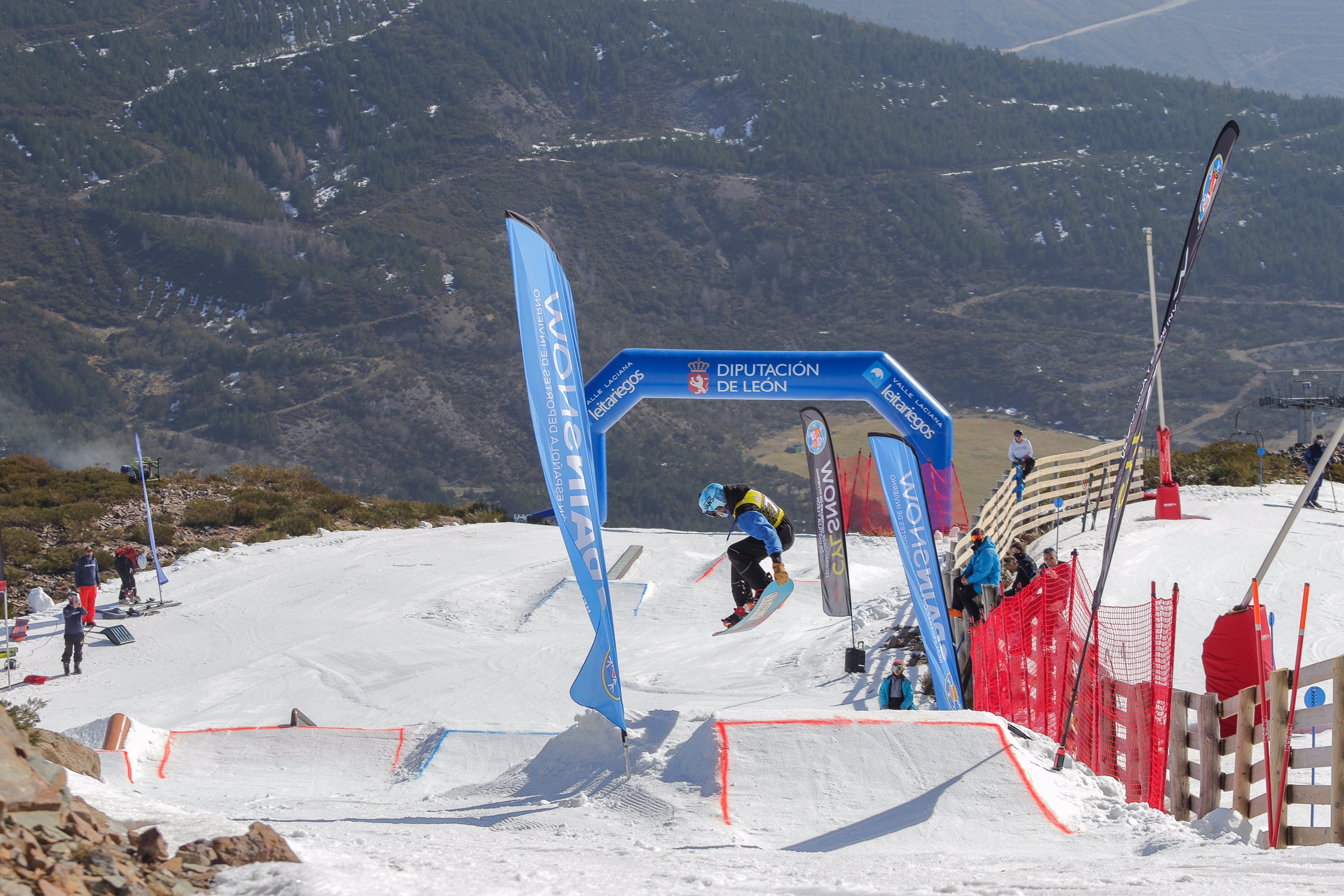 Fotos: Leitariegos acoge una competición de snowboard