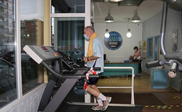 Un usuario de un gimnasio en la cinta de correr. 